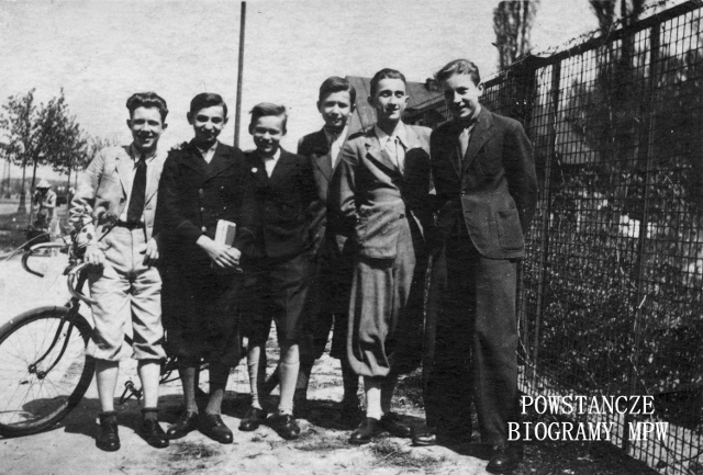 6 kolegów około 1943 w Alei Niepodległości przy SGH w kierunku północnym