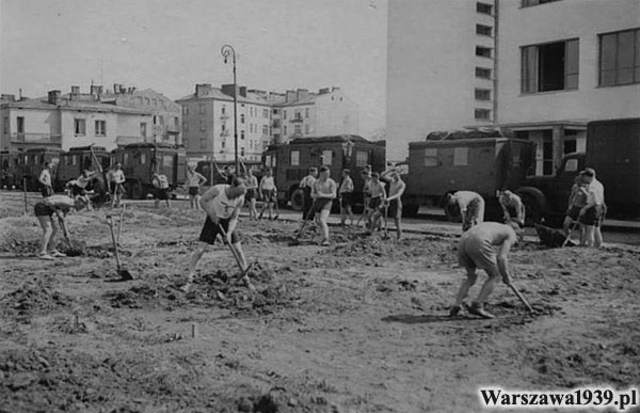 Woronicza, szkoła, boisko, ok. 1941 Woronicza, szkoła, boisko, ok. 1941