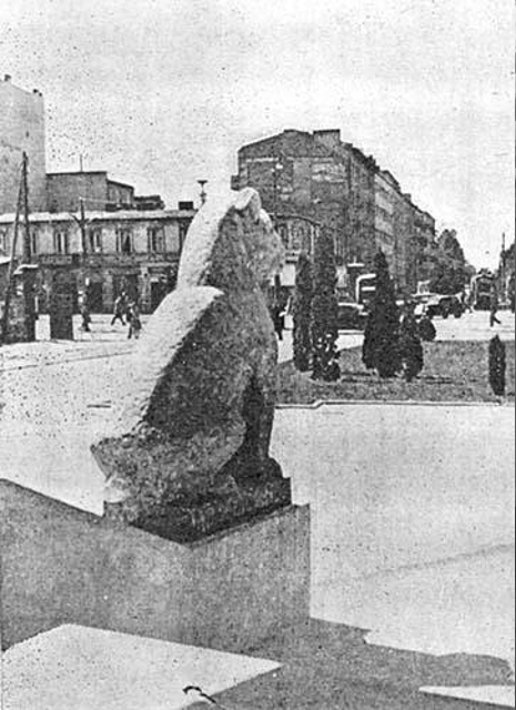 Lew przed kinem Moskwa, 1950 Lew przed kinem Moskwa, 1950