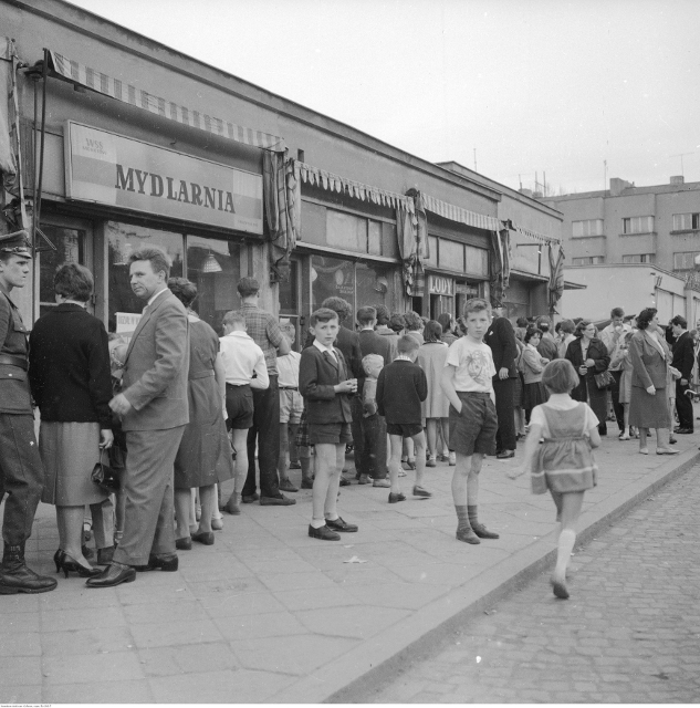 Puławska 47, kolejka po lody, 1961 Puławska 47, kolejka po lody, 1961