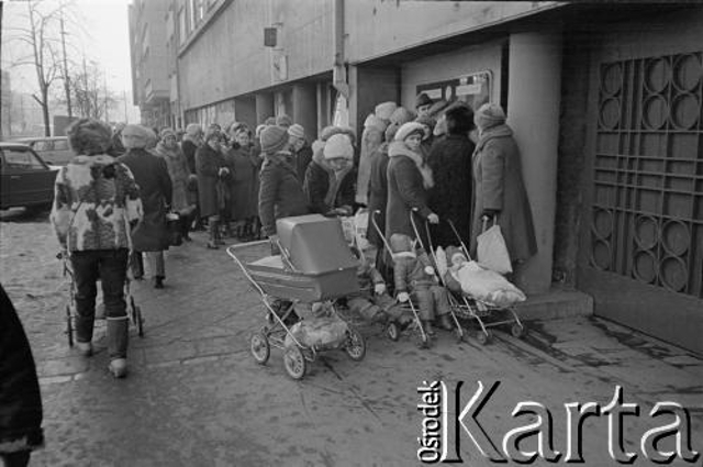 Puławska 24b, kolejka do sklepu, 1981 Puławska 24b, kolejka do sklepu, 1981